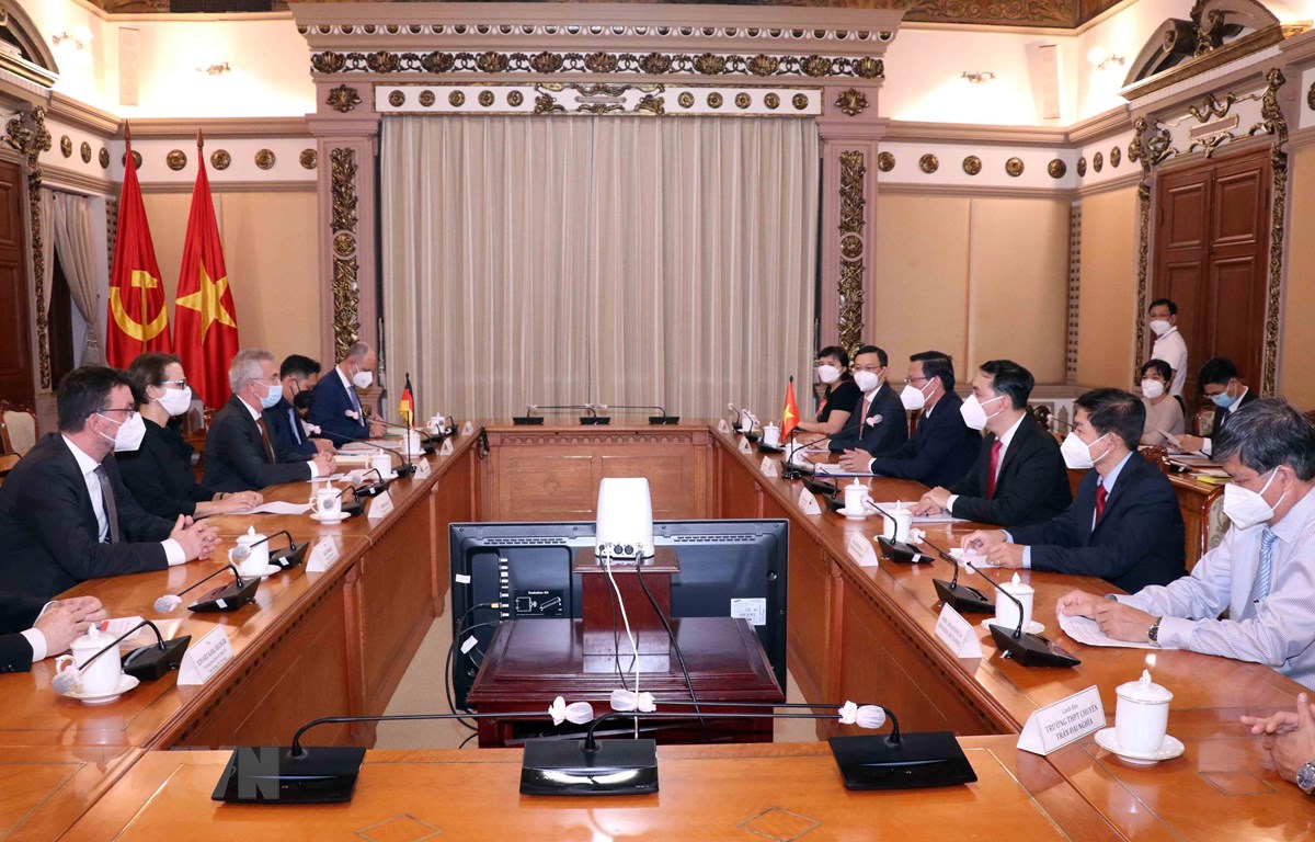 胡志明市与德国法兰克福市促进各领域的合作